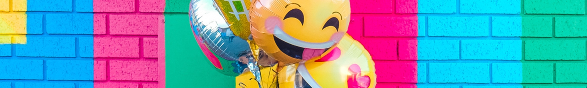 kinder jugend kompetenz jugend - Smiley Luftballons vor bunter Wand